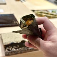 鮓 村瀬 - ムラサキウニと海葡萄の手巻き