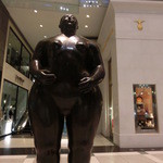 Dizzy’s Club Coca Cola - ショッピングモール内の謎の像、男と女がある
