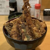 北新地 天富 - 上天丼(2,000円)
                    大海老･穴子･白身魚･蓮根･玉ねぎ･茄子
                    イカ･ズッキーニ･南京･カット海老(おまけ？)
                    赤出汁･香の物付き