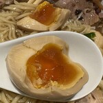 らぁ麺や 嶋 - 黄身が透き通ってます