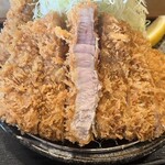 嬉嬉豚 とんかつ 「君に、揚げる。」(極) - 箸で切れます。