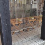石窯パンの店 ゴッホ - お店前で食べられます