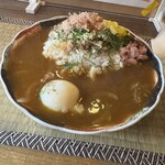 平日昼だけ - 和だしそぼろカレーに温泉卵をトッピング
                                ※メニューはこれ一種、具材は大葉・梅干し・天かす・たくあん・紅生姜など