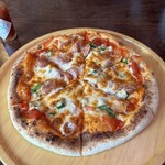 Kitchen TOMCAT - ソーセージとオクラのピザ