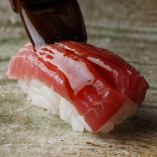4種類の煮切り醤油をネタとの相性で使い分けご提供しております
