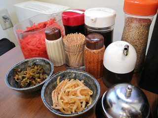 Isechan - 卓上。ピリ辛モヤシと辛子高菜はセルフコーナーで小皿に取り放題。
                        