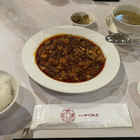 赤坂 四川飯店 - ランチセット 1.陳マーボドウフ+スープ+搾菜、ライス(おかわり可)1600円+ 杏仁プリン付きで1900円