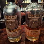 Whisky Burgers Bar - タルの絵のボトル ボウモアとインチガワー