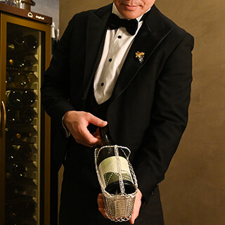 ユーモアと知識で導くワインの世界——ソムリエ・延命