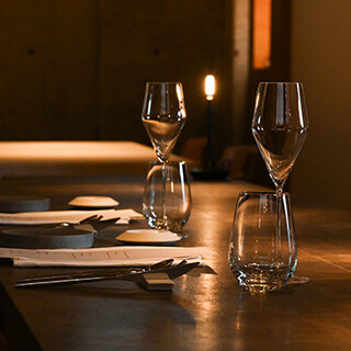 池袋の喧騒から離れ、非日常の時間を過ごすカウンター席