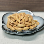 ピネキ - ・千葉半立種バターピーナッツ
      POPに偽りなし！
      小粒ながらパリパリ食感で歯応え抜群！
      塩気の効いた軽やかな味わいに
      濃厚なピーナッツの旨味が広がってやみつき必至！
      …味見の手がとまりませんでした