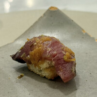 Maison DIA Mizuguchi - パン料理
                      カリカリ仕様で中には、燻製クリームチーズと高知 鰹❗️人参をオレンジジュースとクミンで炊き合わせて擦り上げ❗️ライムで酸味❗️