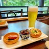 青菜 - 前菜小皿と美味しいビール