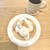 DOA - 料理写真:桃のパブロワと浅煎りのホットコーヒー