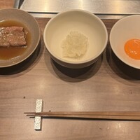 焼肉うしごろ 新宿三丁目店 - 薬味と卵と肉