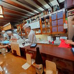 むつ五郎 - むつ五郎内観、ライブ感のあるオープンキッチン