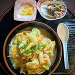 んまや～ - 「野菜そば」は炒めた野菜の香ばしさがスープに馴染んで、五臓六腑に染み渡りジ～ン…(⁠●⁠´⁠⌓⁠`⁠●⁠)