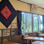 んまや～ - ピークを過ぎて店内はのんびり。板張りの内観が宮古食堂らしくて良いでしょ？(*^^)v