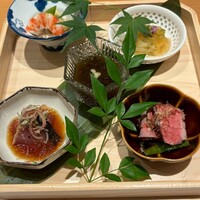 鮨 つむぎ - 季節の八寸
                    ・カツオの藁焼き　玉ねぎ醤油
                    ・和えてない白和え　
                    　　ヤングコーンと車海老とスナップエンドウ
                    ・ホタテの昆布締め　
                    　　梅干しと鰹ぶしと日本酒のジュレ和え
                    ・鴨　ししとうと白ネギを添えて