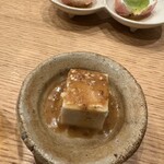 魚ト日本酒あたらよ - お通しの自家製豆腐はチーズか？と思うほど滑らかしっとり！