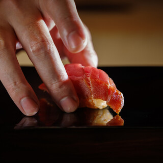 見た目も美しい極上のお鮨。グレードアップしたネタにも注目