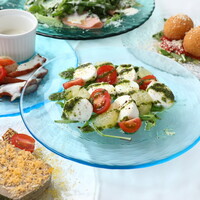 水牛モッツァレラとフルーツのカプレーゼ