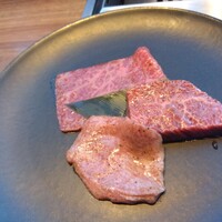 焼肉うしごろ 新宿三丁目店 - 究極の黒タン
                    & 厳選厚切りハラミ
                    & 厳選赤身（イチボ）塩
                    