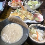 かみ山 - トロロ、天ぷら、お新香、サラダ味噌汁