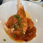城北飯店 - ソフトシェルシュリンプのチリソース、テツマEMたまごのスクランブルエッグを添えて