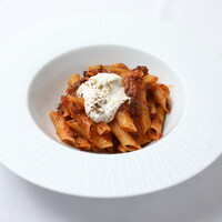 ペンネボロネーゼ　ブッラータのせ