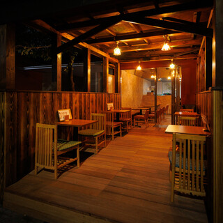 《テラス席◎》開放感あふれる空間で、心地よいひとときを。