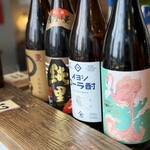 アゲダチ - 焼酎が並べられたカウンター