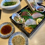 豊洲市場 さかな酒場 魚星 - 写真だけ見たから、刺身一枚ずつとは思わなかった