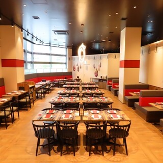 Spacious interior suitable for small and large gatherings
      Just a 1-minute walk from Shinagawa Station, Konan Exit