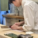 虹吉 - 刃物骨切りをする三男 凛志郎氏