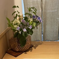 好日 - 店内のお花　設えもステキです