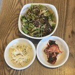 鄭家 コムタン - ランチセットのサラダ、ナムル、キムチ