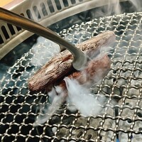 日本焼肉はせ川 表参道店 - 6面を焼き上げ、数分冷ましたイチボに紀州備長炭を焼鏝のようにジュジュジュジュジュ