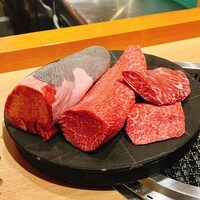 日本焼肉はせ川 表参道店 - 左から青森の牛タン。松阪のとうがらし、青森のハラミに山形は尾花沢霜降り和牛の友三角です