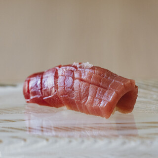 職人技が光る握り◆旬魚のネタと赤酢で仕込む絶品シャリ