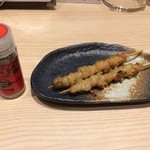 くくる - 太陽チキンの皮。旨みが凝縮されててとっても美味しい！沖縄のドラゴンペッパーも合いますね。