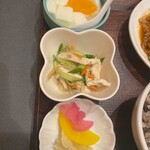 鶏龍軒 - ご飯セットの付け合わせ。＆ミニ杏仁豆腐。