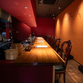 落ち着きある雰囲気◎8席のゆったりカウンターで貸切も可能