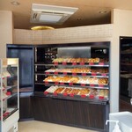 ベイク　オカジマ - 店内はこじんまりとしています。入場制限5名まで。