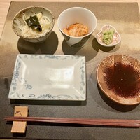 八面六秘 - 前菜　〈もやしとわかめのナムル〉と〈キムチ〉