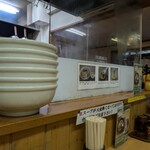 大宮大勝軒 - 棚の上は洗面器が。