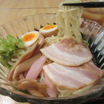 ひよの - 麺の下にはレタスやわかめ、にんじんなどのサラダが隠れています