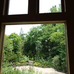 レストラン ナズ - 店内からお庭を