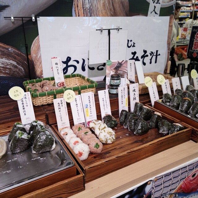 おにぎり美味いんだな 徳島県] 西日本で話題の「道の駅くるくる なると」内に おにぎりと