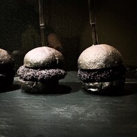 漆黒のトリュフメンチカツバーガー